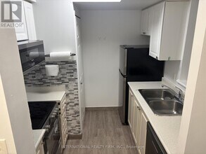 8 Lee Centre Dr in Toronto, ON - Building Photo - Building Photo