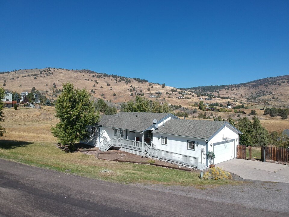 1839 Melanie Ct in Klamath Falls, OR - Building Photo