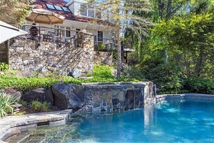 12 Bishop Park Rd in Pound Ridge, NY - Building Photo