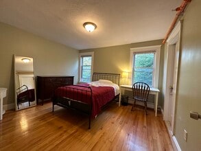 16 Hamilton Rd, Unit 1 in Brookline, MA - Foto de edificio - Building Photo