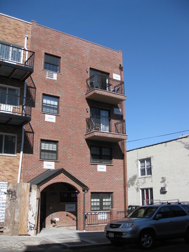 26-26 30th St in Long Island City, NY - Foto de edificio - Building Photo