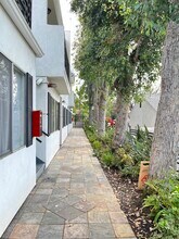 Chateau Studio Village Apartments in North Hollywood, CA - Foto de edificio - Building Photo