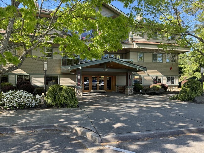 360 Knechtel Way NE in Bainbridge Island, WA - Foto de edificio - Building Photo