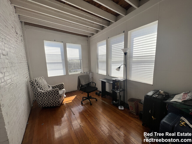 1905 Beacon St, Unit 2F in Brookline, MA - Foto de edificio - Building Photo