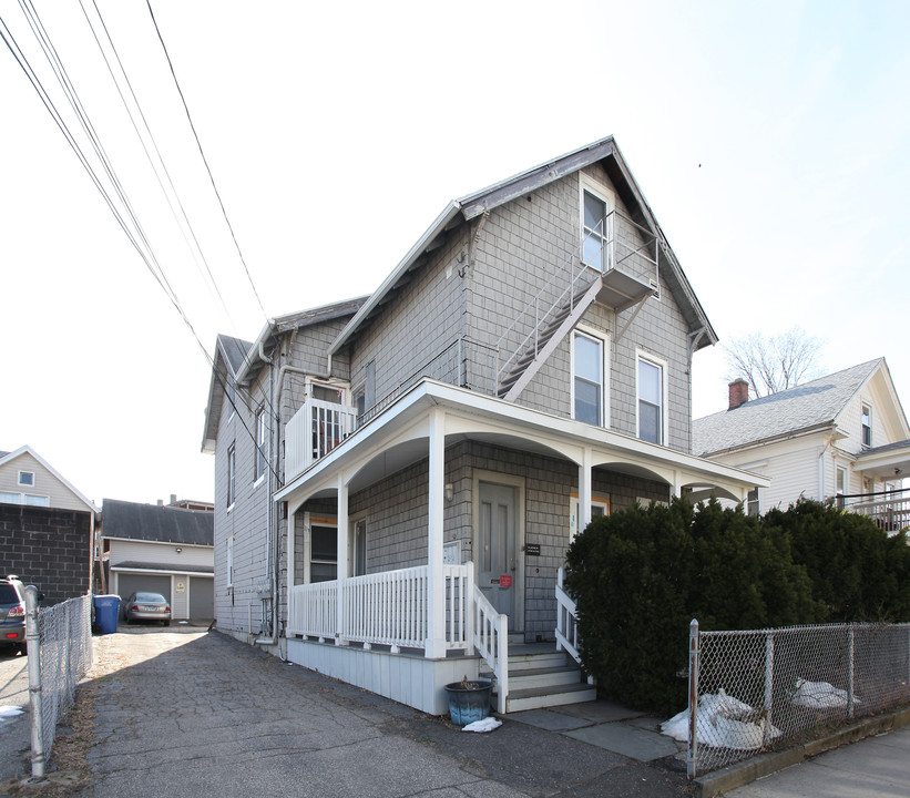 28 Maple St in Waterbury, CT - Building Photo