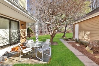 103 Rambling Brook Rd in Chappaqua, NY - Building Photo - Building Photo