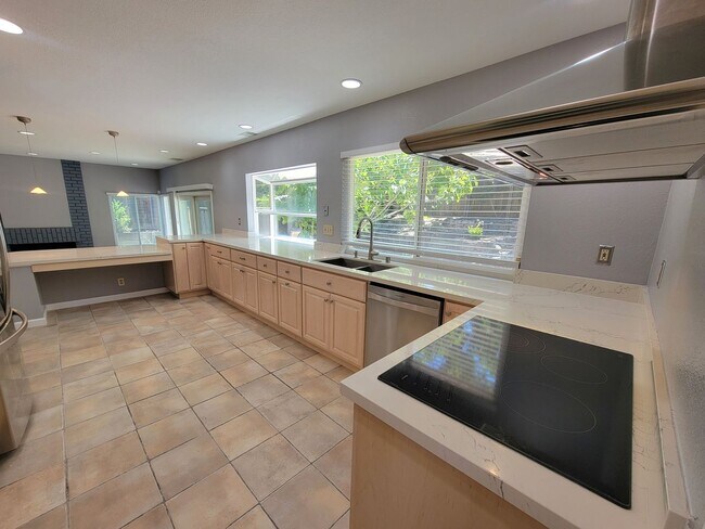45185 Onondaga Dr in Fremont, CA - Foto de edificio - Building Photo