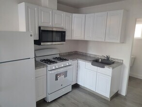 45431 Corkwood Ave, Unit 45431 Corkwood in Lancaster, CA - Building Photo - Building Photo