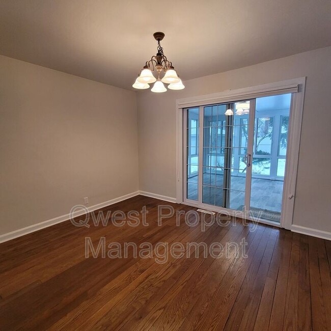 2220 Monroe Ave NW in Grand Rapids, MI - Building Photo - Building Photo