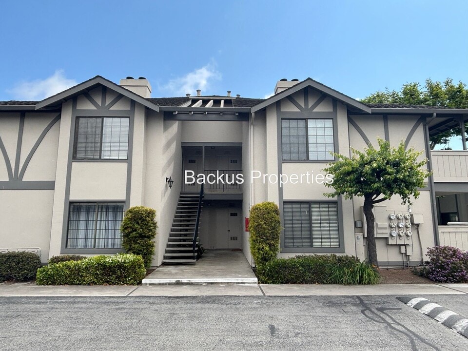 1054 Padre Dr in Salinas, CA - Building Photo