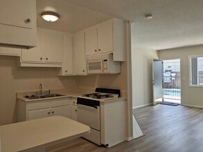 20425 Anza Ave in Torrance, CA - Foto de edificio - Building Photo