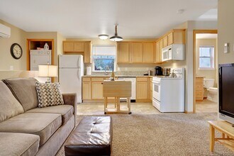 731 Elm St SW, Unit Upstairs Apartment in Albany, OR - Foto de edificio - Building Photo