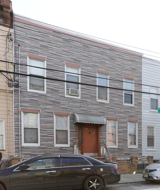 6707 Forest Ave in Ridgewood, NY - Building Photo