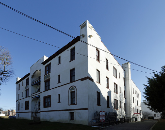 Britwoods Court in Asbury Park, NJ - Foto de edificio - Building Photo