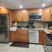 158 Lakeview Dr in Weston, FL - Building Photo