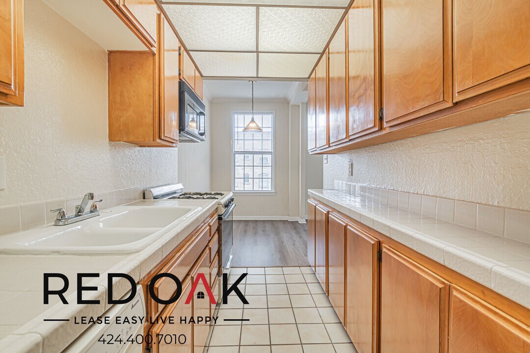 5640 Franklin Ave in Los Angeles, CA - Building Photo