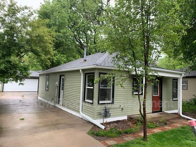 1935 S Cotner Blvd in Lincoln, NE - Building Photo