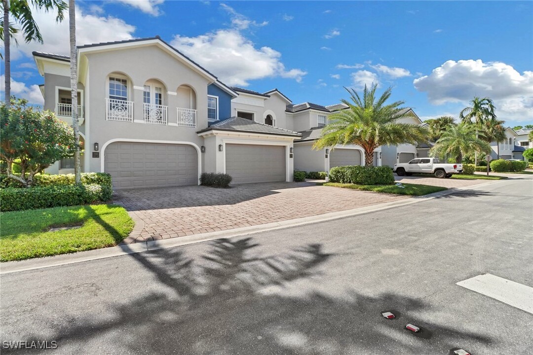 21560 Baccarat Ln in Estero, FL - Foto de edificio