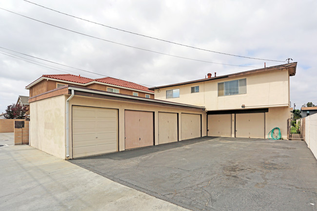 4082 Green St in Los Alamitos, CA - Foto de edificio - Building Photo