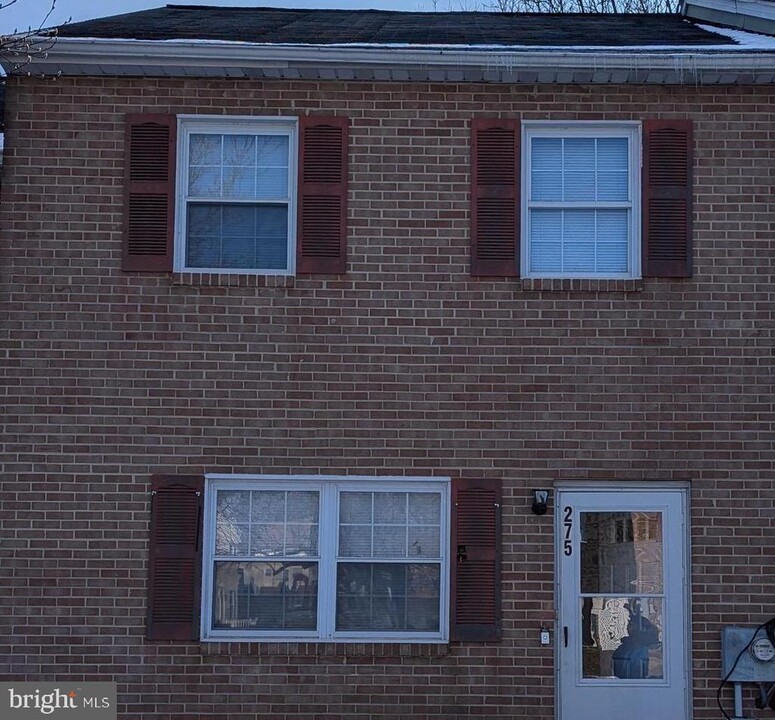 275 Cardigan Terrace in West Chester, PA - Foto de edificio