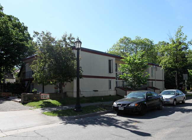 135 Seymour Avenue SE in Minneapolis, MN - Foto de edificio - Building Photo