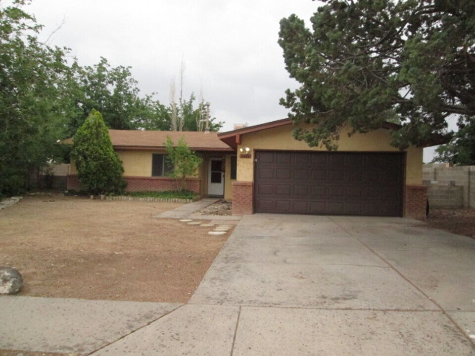 5004 Homestead Trail NW in Albuquerque, NM - Building Photo