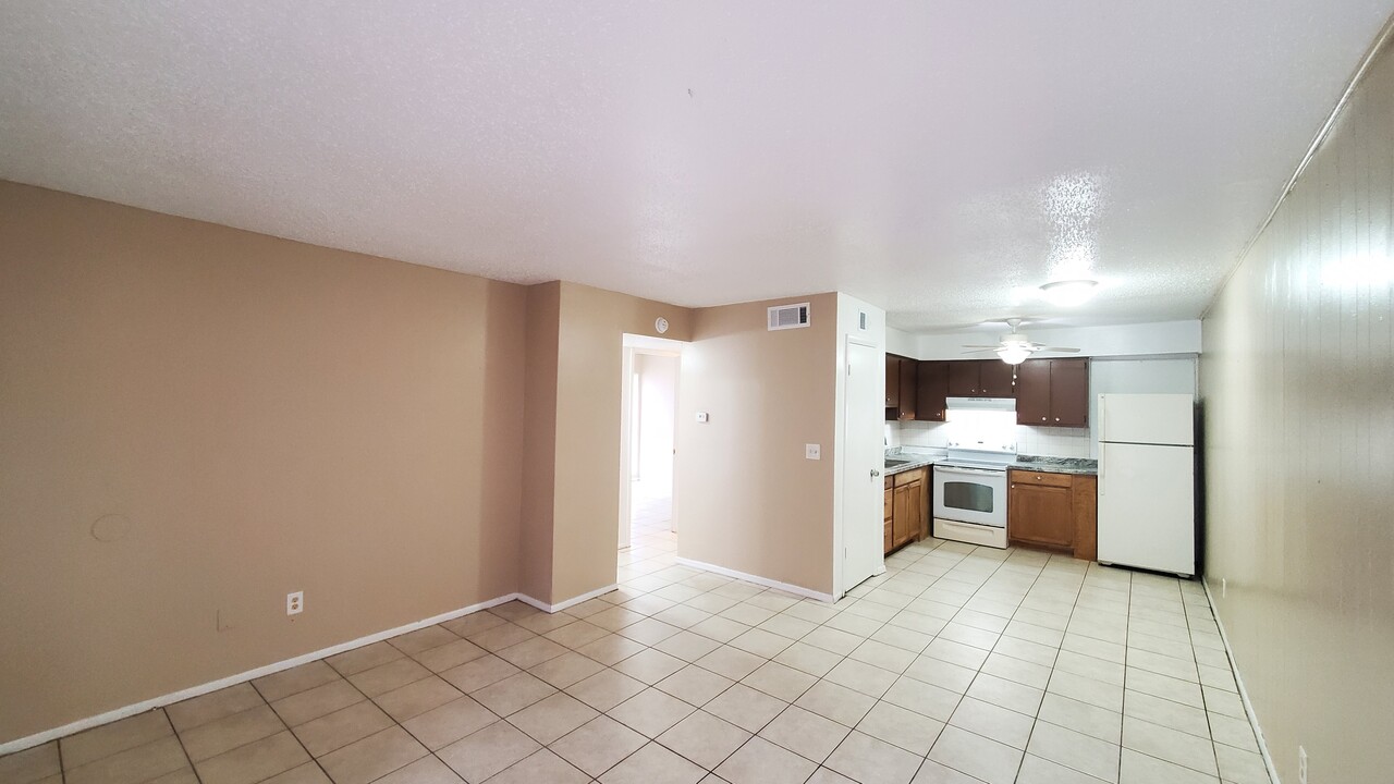 9415 Goldenrod Rd, Unit H in Thonotosassa, FL - Foto de edificio