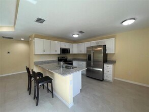 22235 Albany Ave in Port Charlotte, FL - Foto de edificio - Building Photo