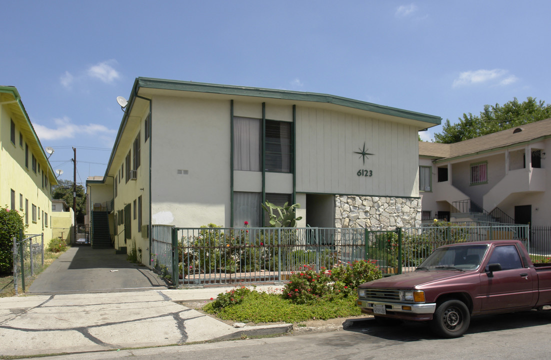 6123 Romaine St in Los Angeles, CA - Building Photo