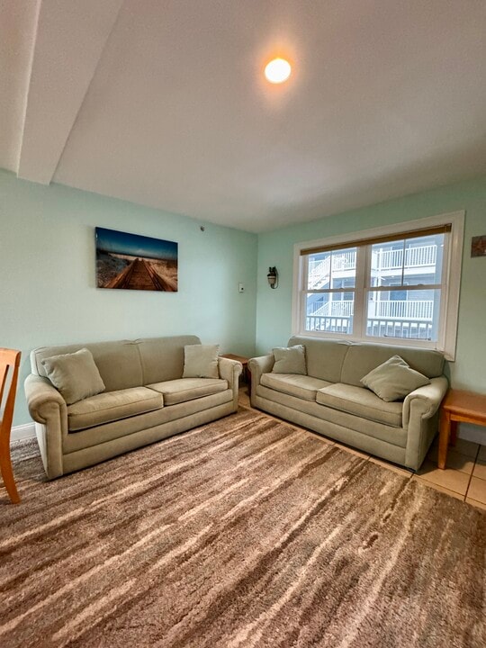 18 Ocean Blvd, Unit 9 in Hampton, NH - Building Photo