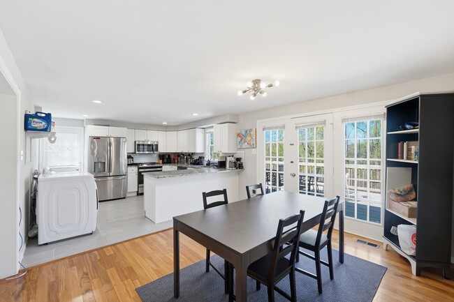 9008 Autoville Dr in College Park, MD - Foto de edificio - Building Photo