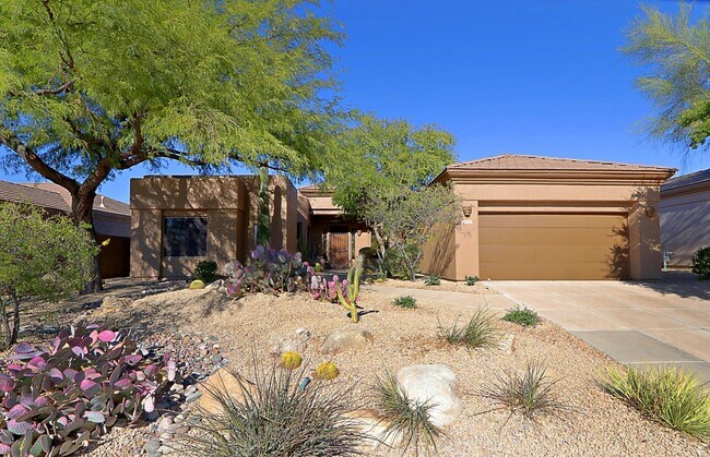 6894 E Thirsty Cactus Ln in Scottsdale, AZ - Foto de edificio - Building Photo
