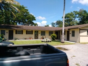 4875-4883 SW 65th Ave in Davie, FL - Building Photo - Interior Photo