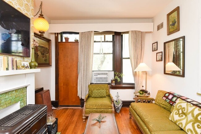 2819 W Shakespeare Ave, Unit M01H in Chicago, IL - Foto de edificio - Building Photo