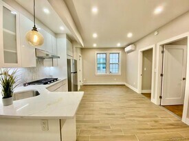 89-21 69th Rd in New York, NY - Building Photo