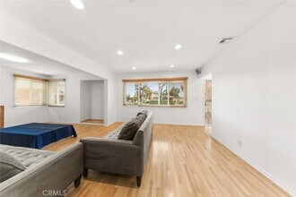 12329 Burton St in Los Angeles, CA - Foto de edificio - Building Photo