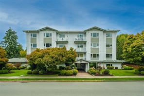 9975 Fifth St in Sidney, BC - Building Photo
