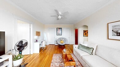 15 Governors Ave, Unit 17 in Medford, MA - Foto de edificio - Building Photo