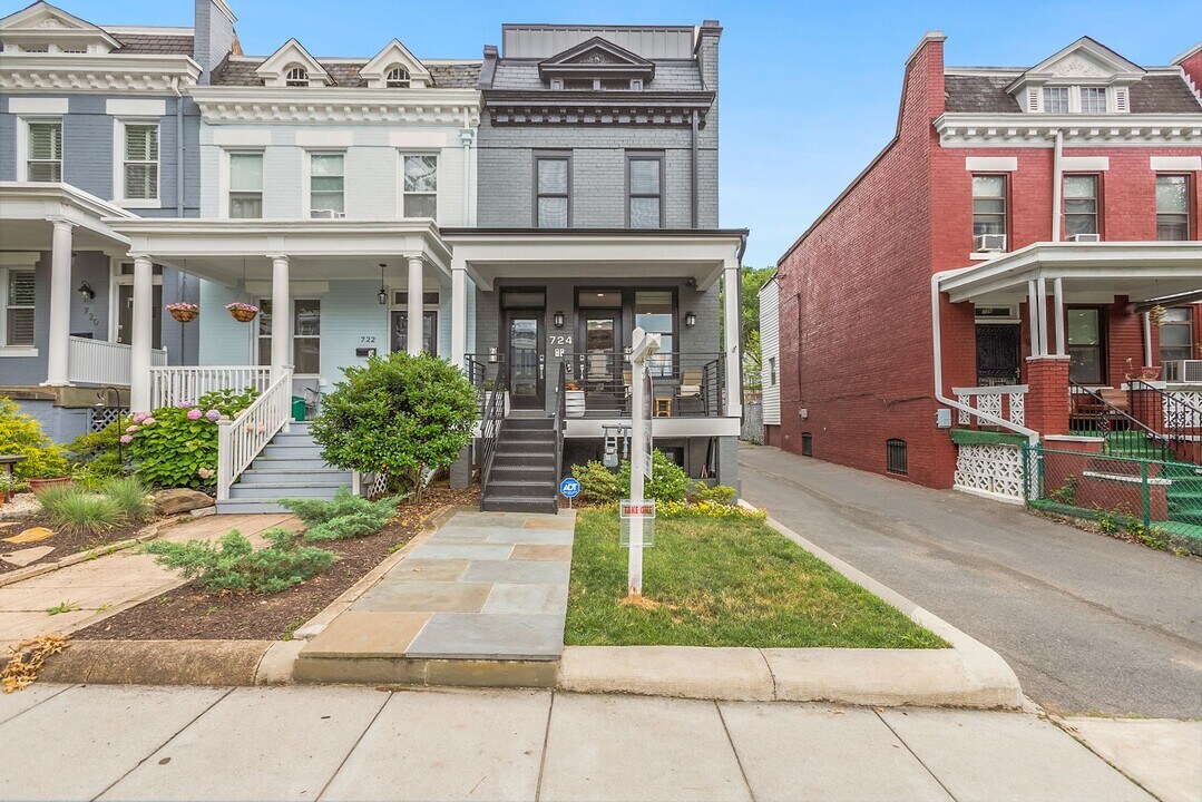 724 Taylor St NW in Washington, DC - Foto de edificio