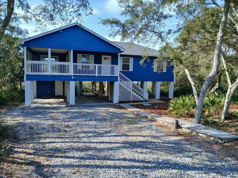 669 Bald Point Rd in Panacea, FL - Building Photo