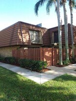 1458 N Lawnwood Cir in Fort Pierce, FL - Building Photo