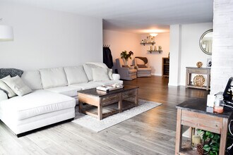 16169 Sunset Blvd, Unit 301 in Los Angeles, CA - Foto de edificio - Building Photo