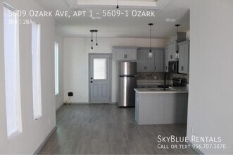 5609 Ozark Ave in McAllen, TX - Foto de edificio - Building Photo
