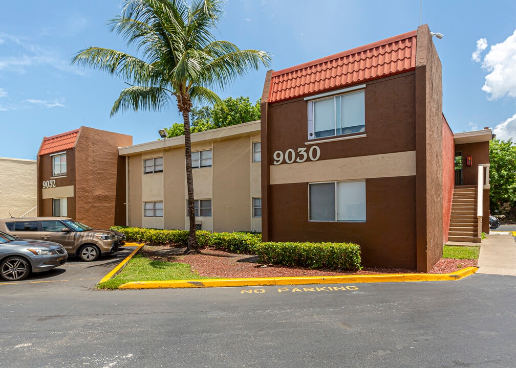 Cherry Grove Village in Miami, FL - Foto de edificio