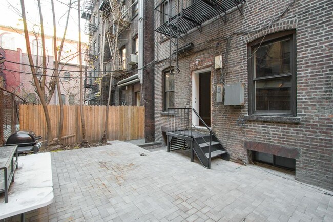 434 W 52nd St in New York, NY - Building Photo - Building Photo