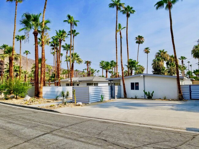 340 Avenida Ortega in Palm Springs, CA - Building Photo - Building Photo