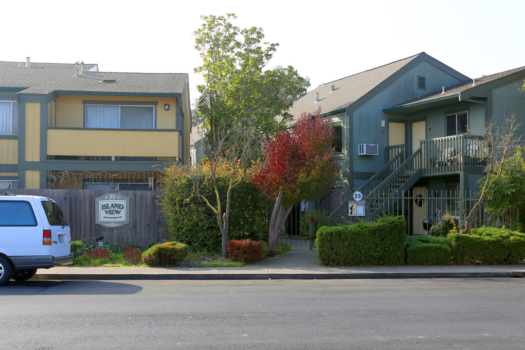 Island View Apartments in San Rafael, CA - Building Photo