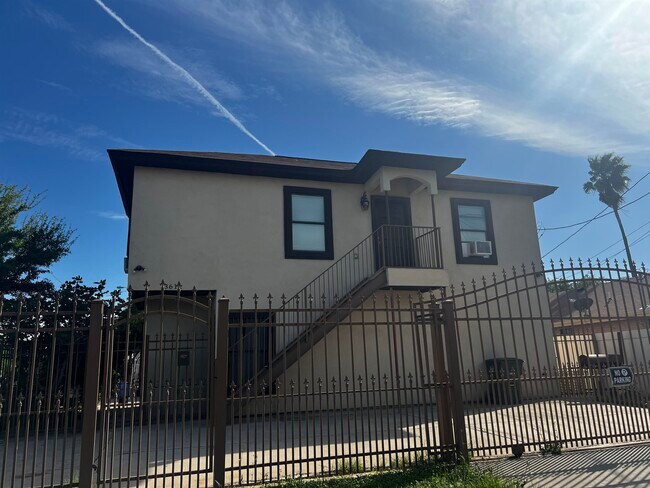 3612 Santa Cleotilde Ave in Laredo, TX - Building Photo - Building Photo