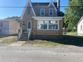 210 Hunter St in Glenville, WV - Building Photo