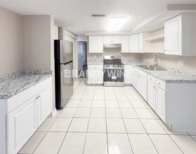 5621 Quist Dr, Unit 115 in Port Richey, FL - Foto de edificio - Building Photo